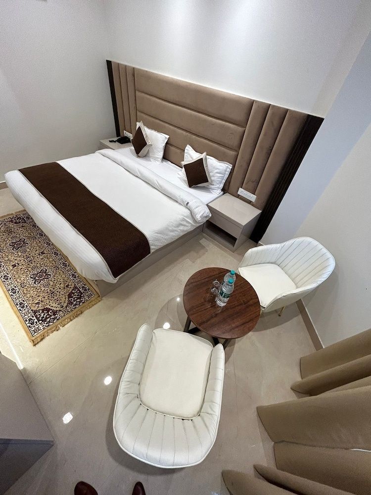 Hotel President Deluxe Room 11