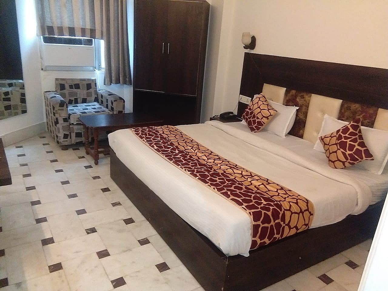 Hotel President Deluxe Room 9