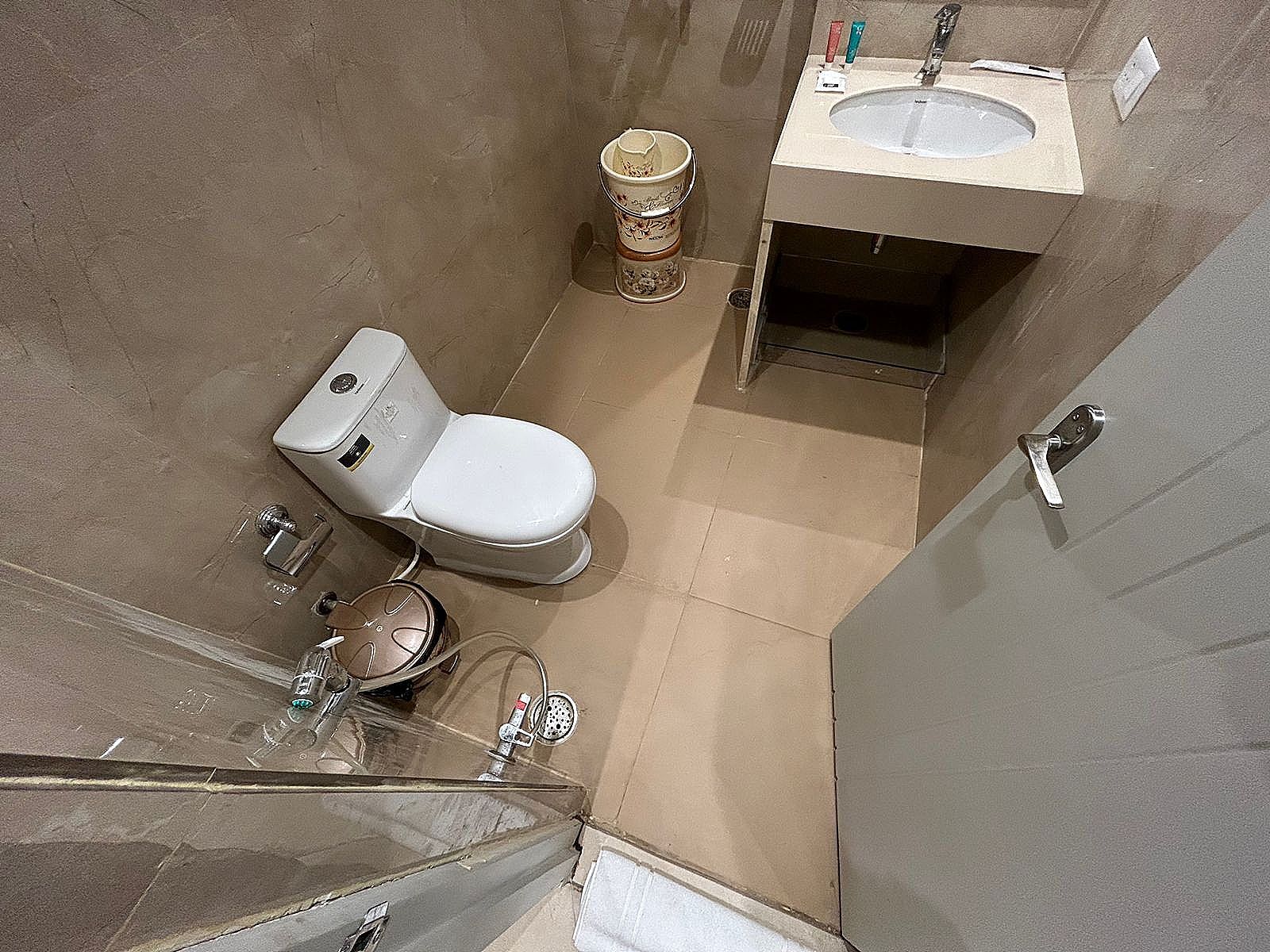 Hotel President Deluxe Room 12