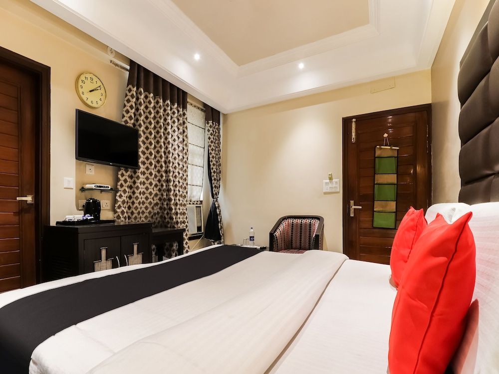 Capital O 47558 Hotel Swagat Deluxe Room 2