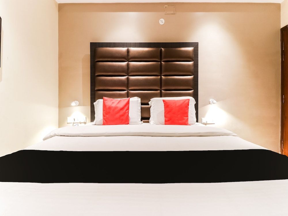 Capital O 47558 Hotel Swagat Deluxe Room 6