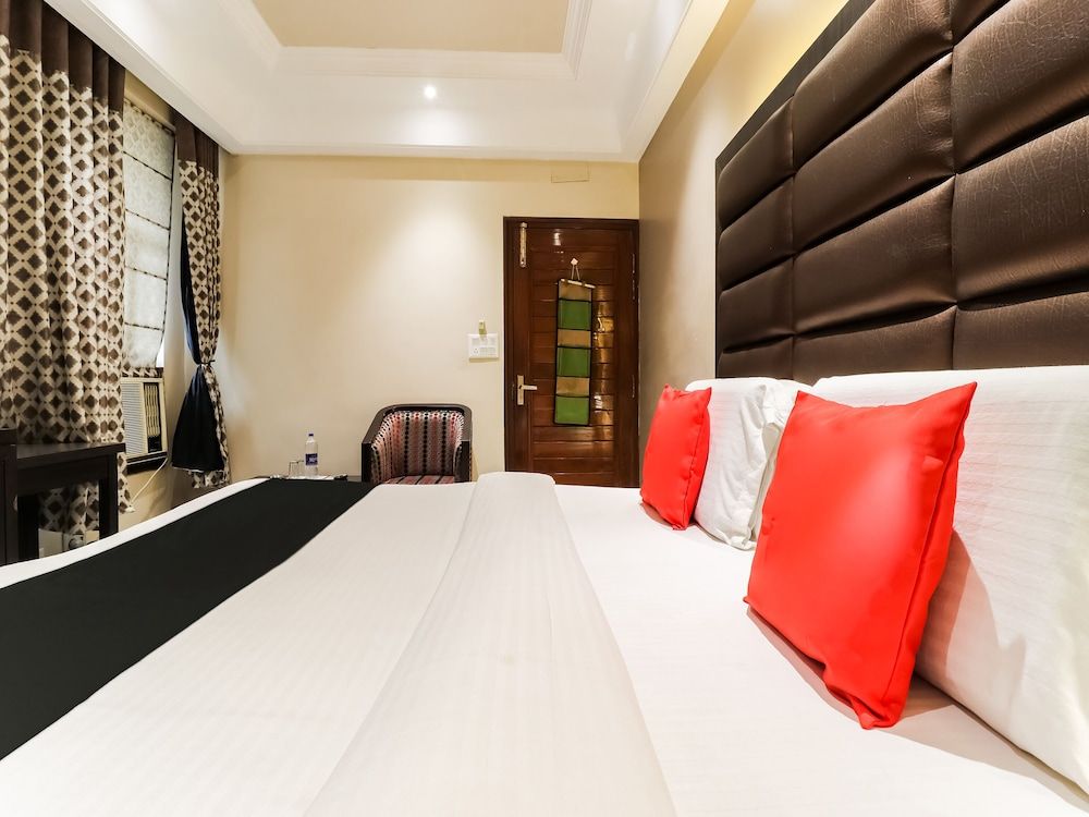 Capital O 47558 Hotel Swagat Deluxe Room 15