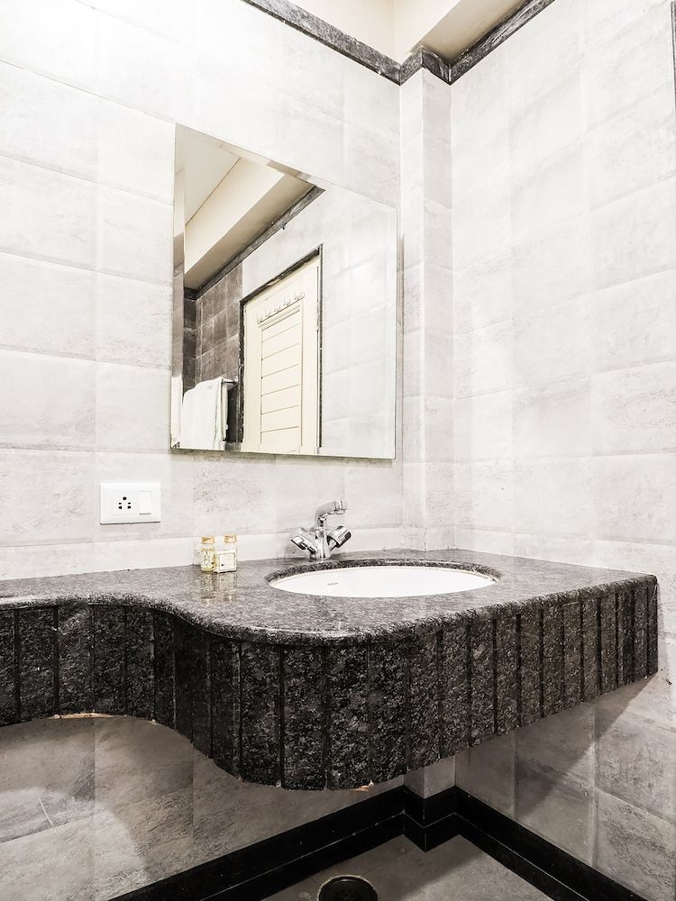 Capital O 47558 Hotel Swagat Deluxe Room 14