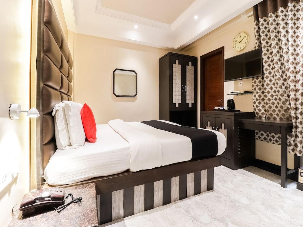 Capital O 47558 Hotel Swagat Deluxe Room 8