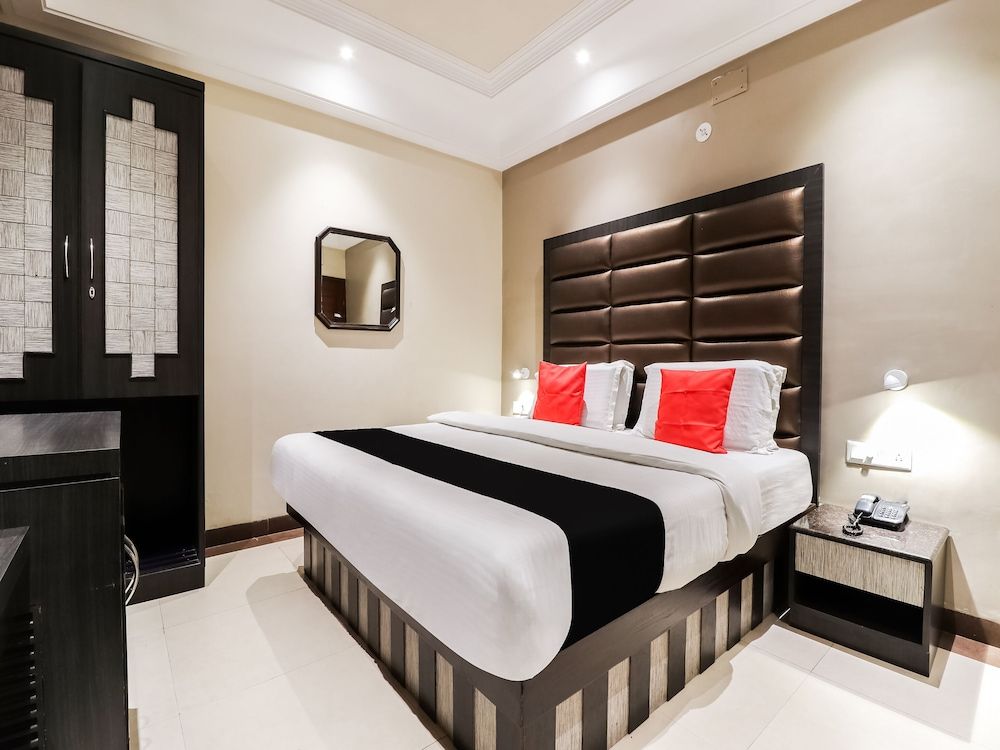 Capital O 47558 Hotel Swagat Deluxe Room 3