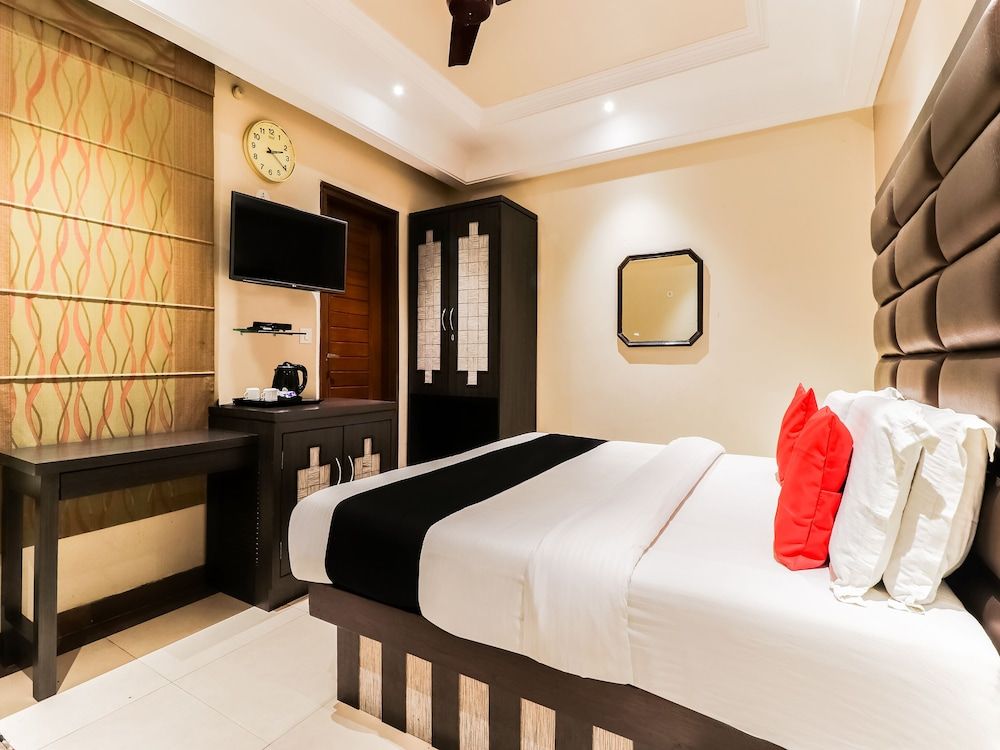 Capital O 47558 Hotel Swagat Deluxe Room 7