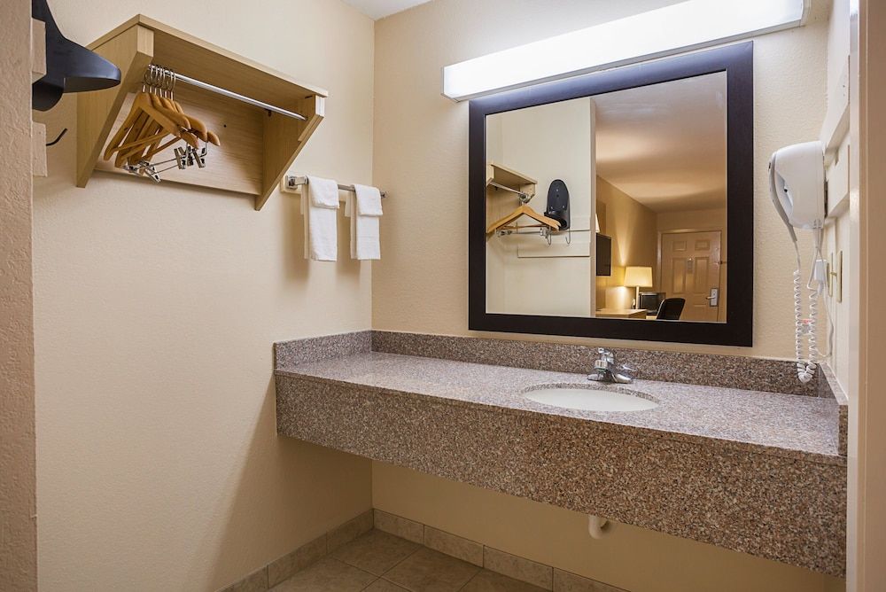 Red Roof Inn West Memphis, AR Standard Room, 2 Double Beds, Non Smoking 5