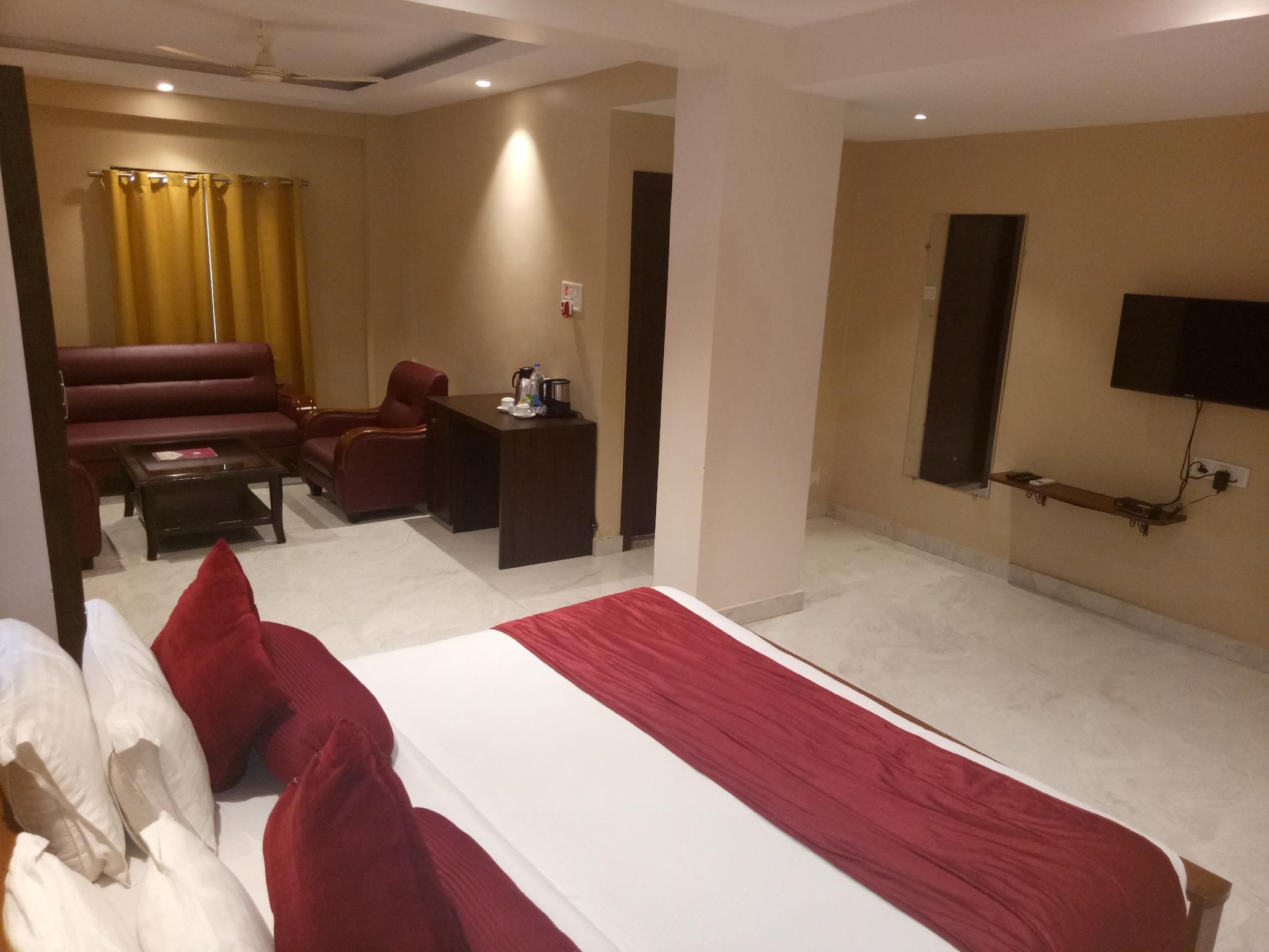 Deluxe Suite With Drawing Hall and Bathtub