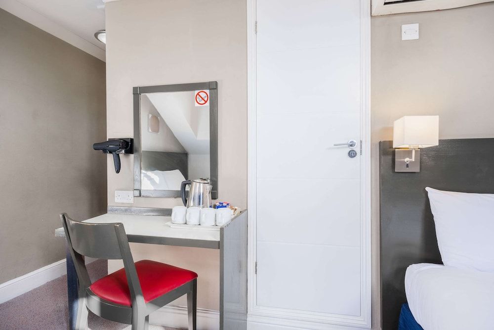 Comfort Inn London - Westminster Family Room 7