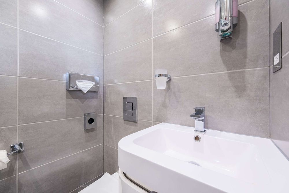 Comfort Inn London - Westminster Family Room 11
