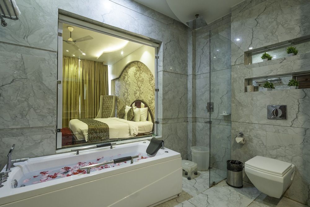 Winsome Resort & Spa Presidential Room, 1 King Bed 5