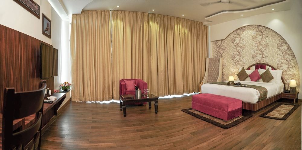 Winsome Resort & Spa Presidential Room, 1 King Bed 7