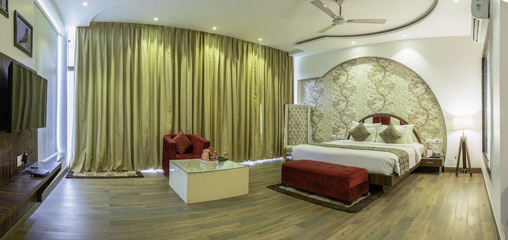 Winsome Resort & Spa Presidential Room, 1 King Bed 4