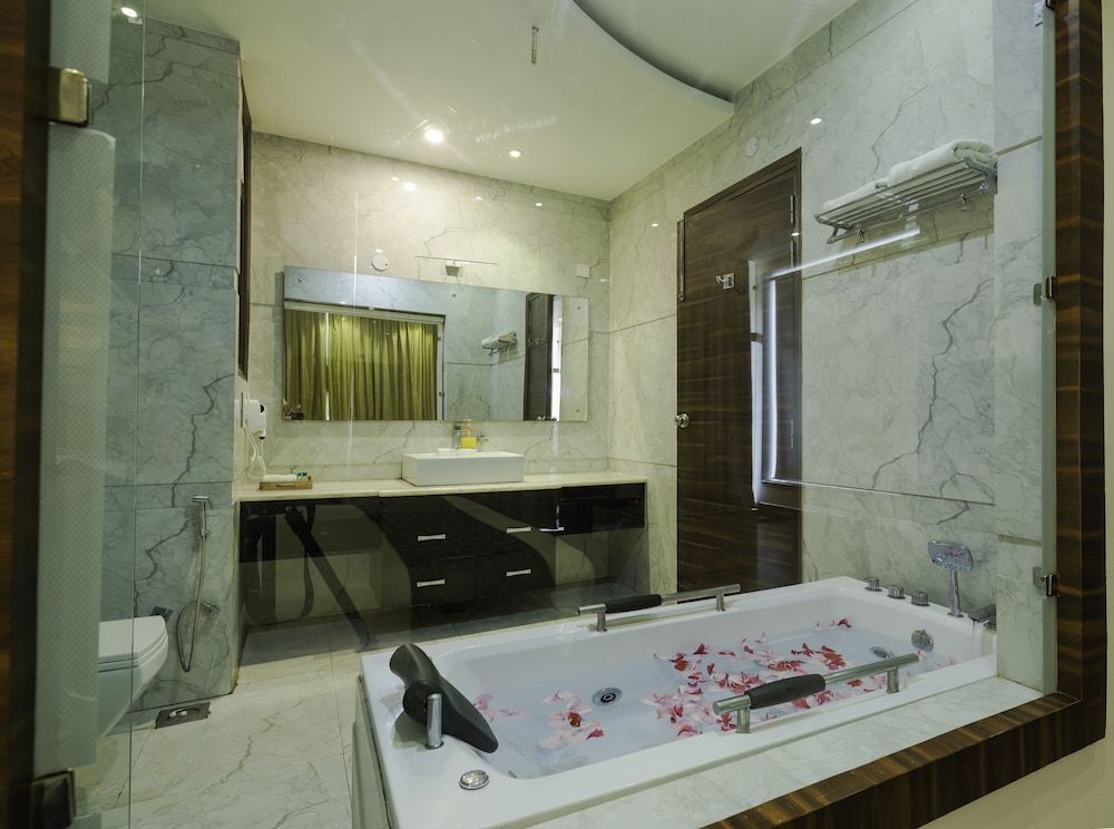 Winsome Resort & Spa Presidential Room, 1 King Bed 6