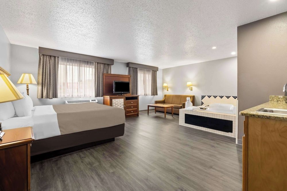 Suite, 1 King Bed, Non Smoking, Hot Tub