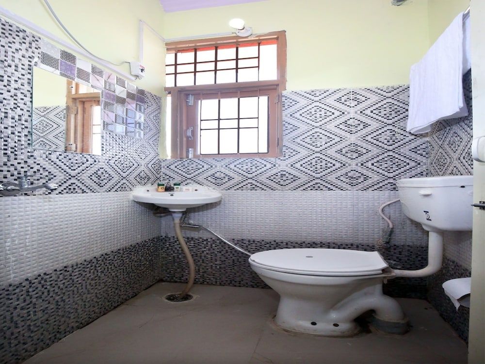 undefined OYO Hotel Comfort 8