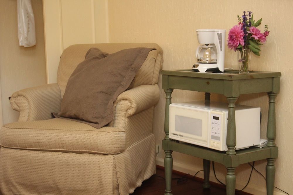 Hillwinds Inn Standard Room, 1 King Bed 4