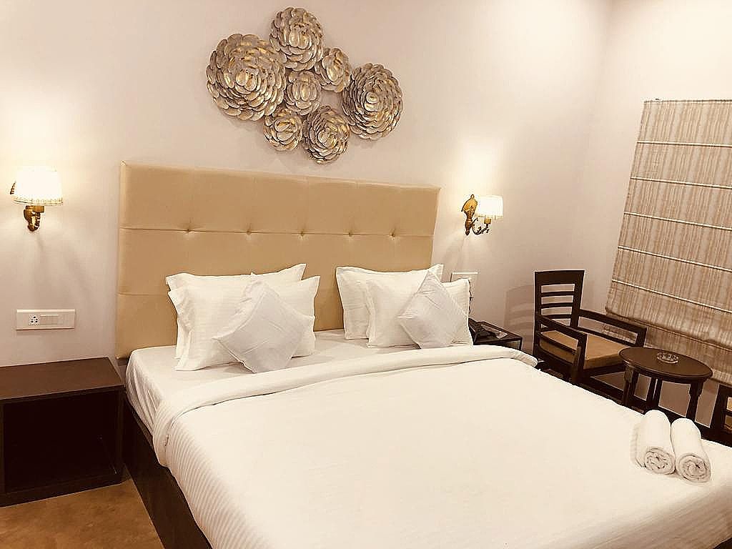 Aurum Resorts Morjim, 500 meters from the beach Wooden AC Cottage 3