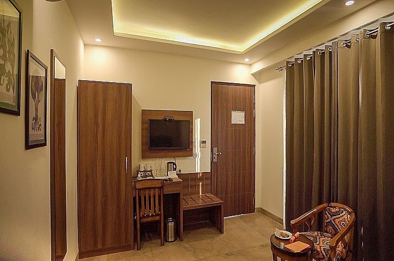 HOLYWATER Hotel by Ganga Kinare (150 mts from Ganga Ghat) Deluxe Room 8