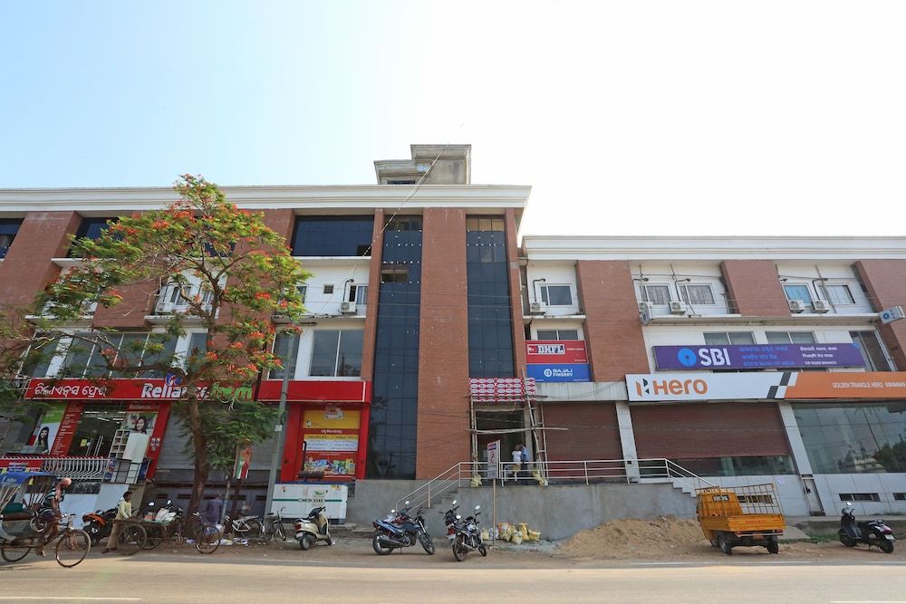 undefined OYO 9048 Hotel Lucifer 2