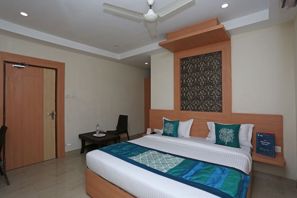 undefined OYO 9048 Hotel Lucifer 4