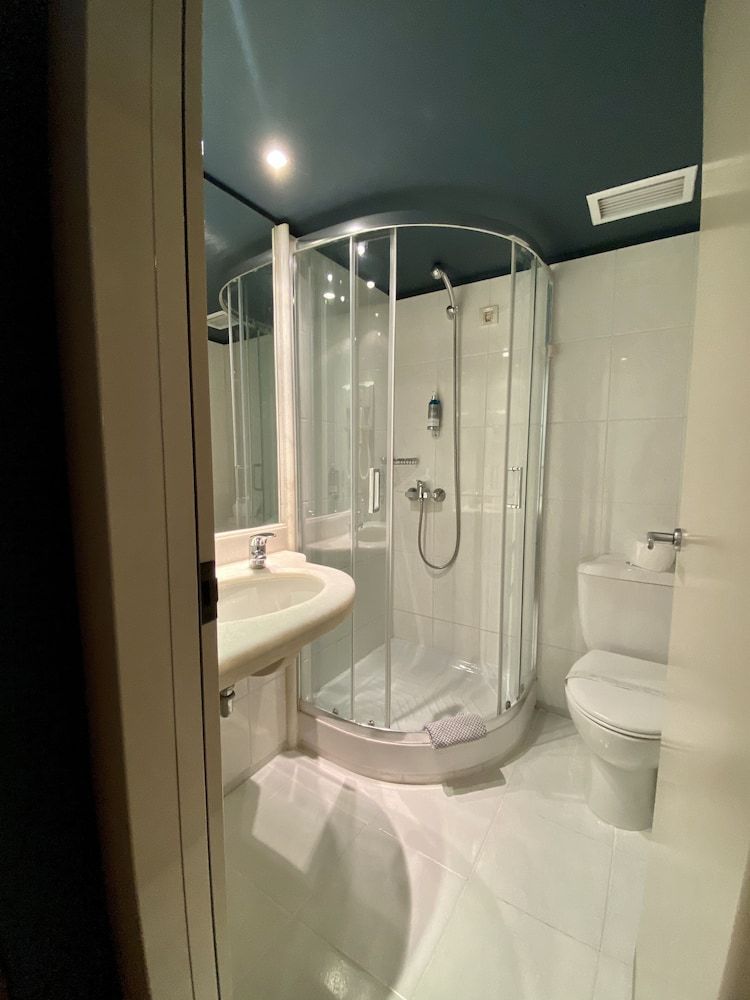 Hotel Olympic Standard Triple Room 4