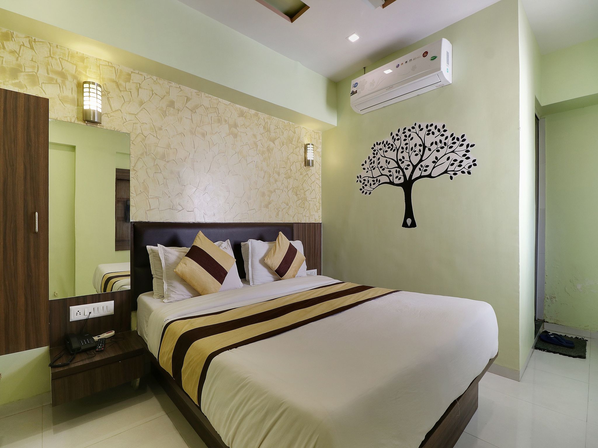 undefined Hotel Satellite Inn 9