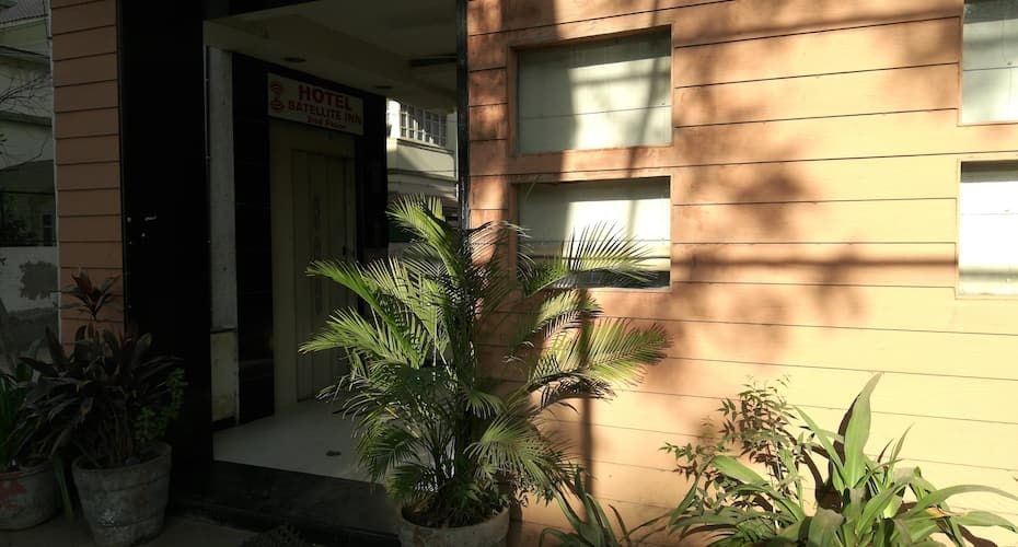 undefined Hotel Satellite Inn 7