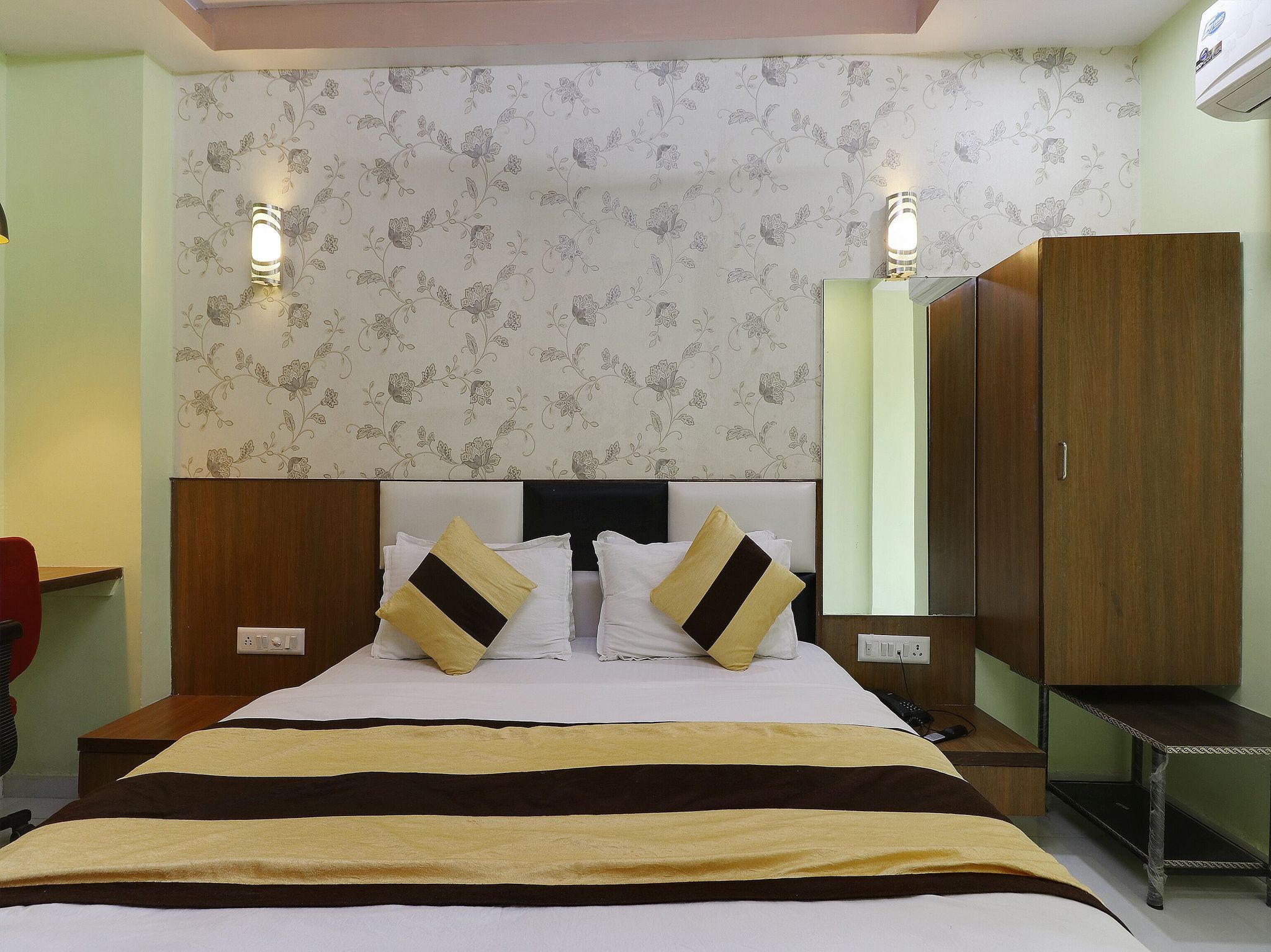 undefined Hotel Satellite Inn 5