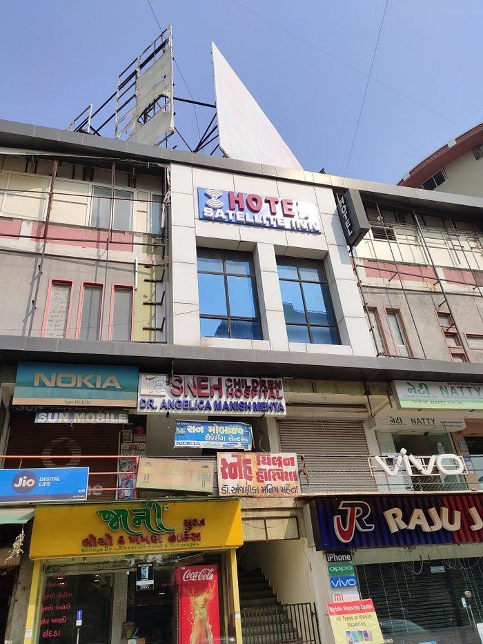 undefined Hotel Satellite Inn 6