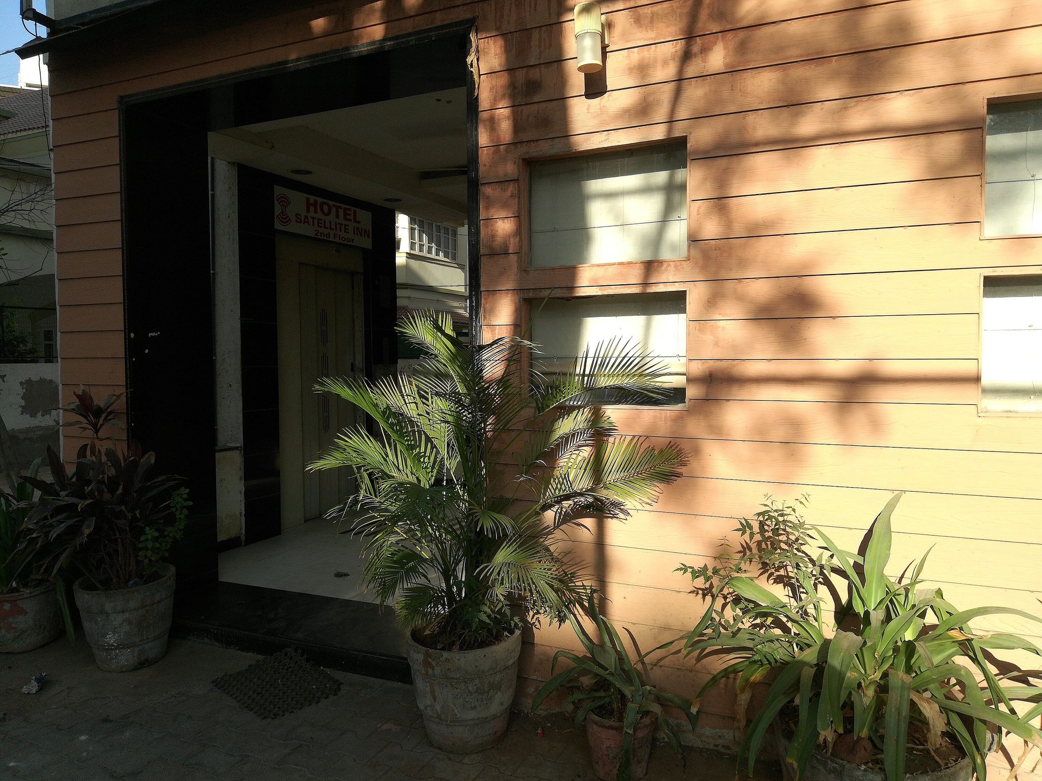 undefined Hotel Satellite Inn 8