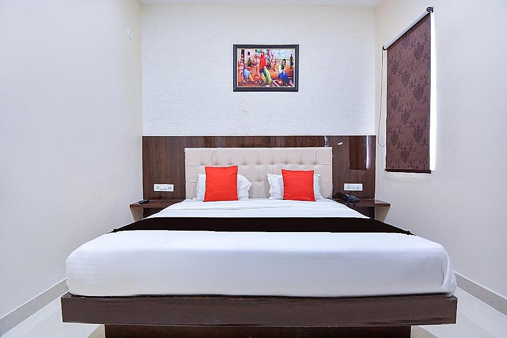 Capital O Moments Inn Deluxe Room 4