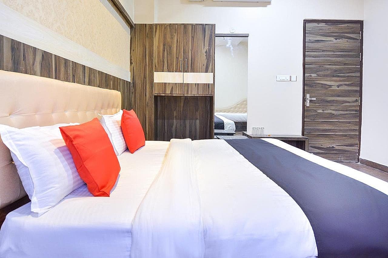 Capital O Moments Inn Deluxe Room 6