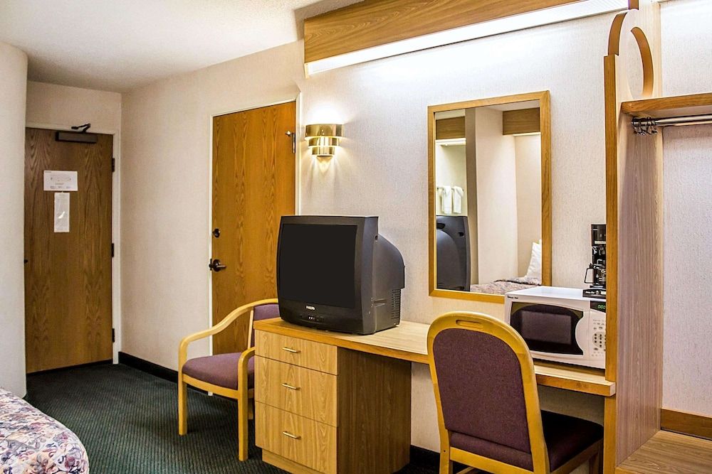 Rodeway Inn Abbotsford Room, 1 Queen Bed, Non Smoking 7