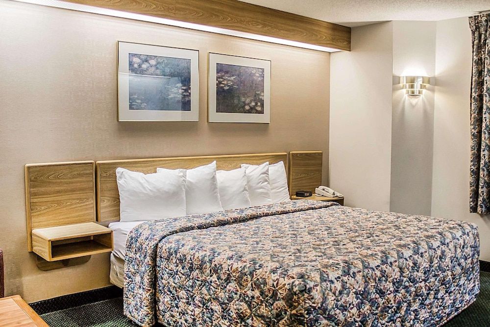 Rodeway Inn Abbotsford Room, 1 Queen Bed, Non Smoking 4