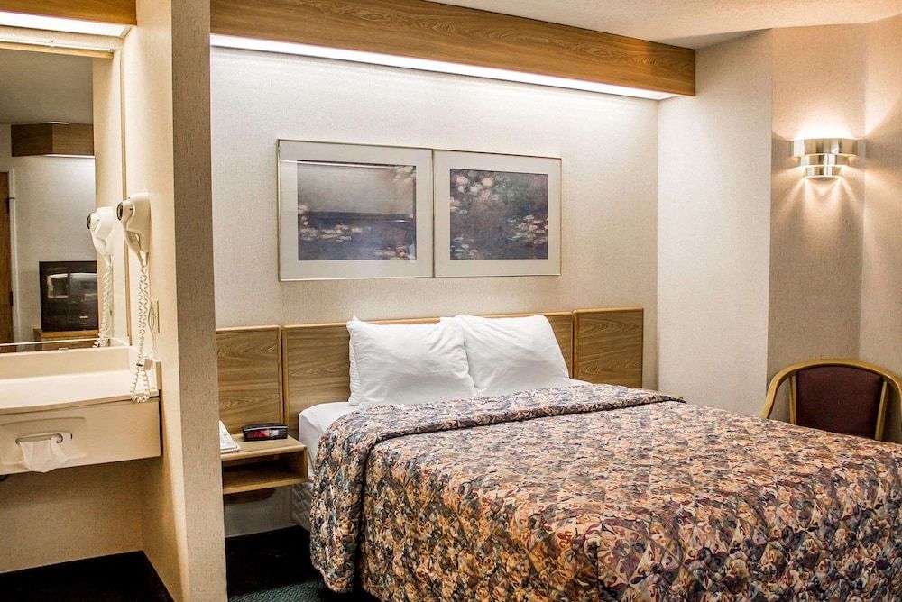 Rodeway Inn Abbotsford Room, 1 Queen Bed, Non Smoking 3