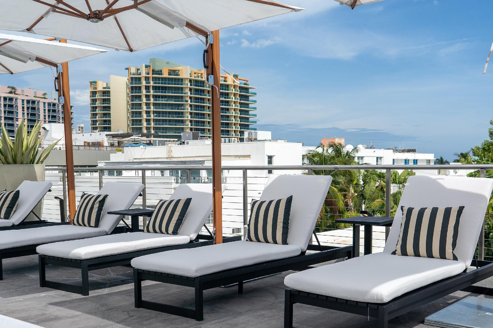 swimming pool [outdoor]