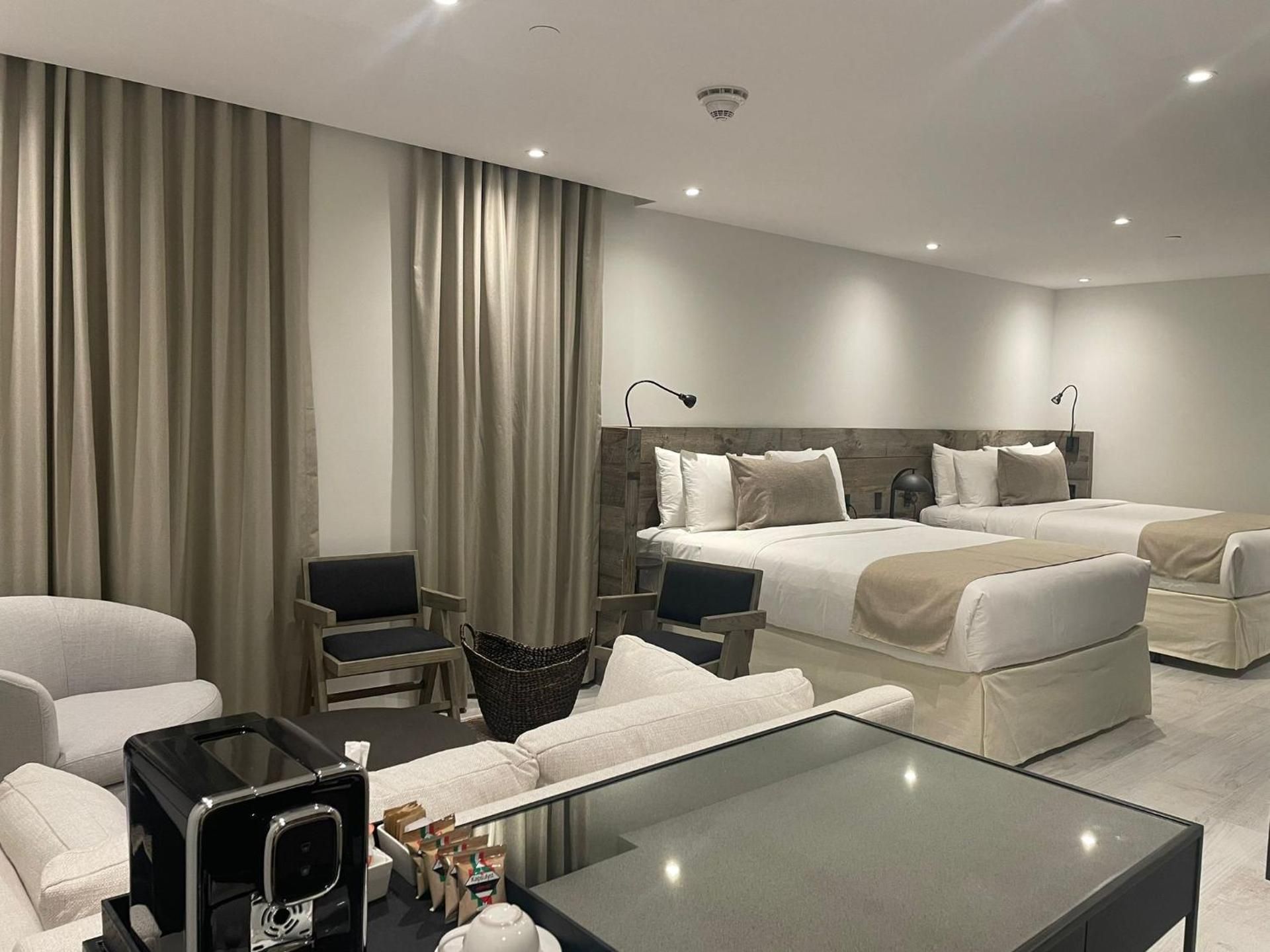 Deluxe Queen Suite