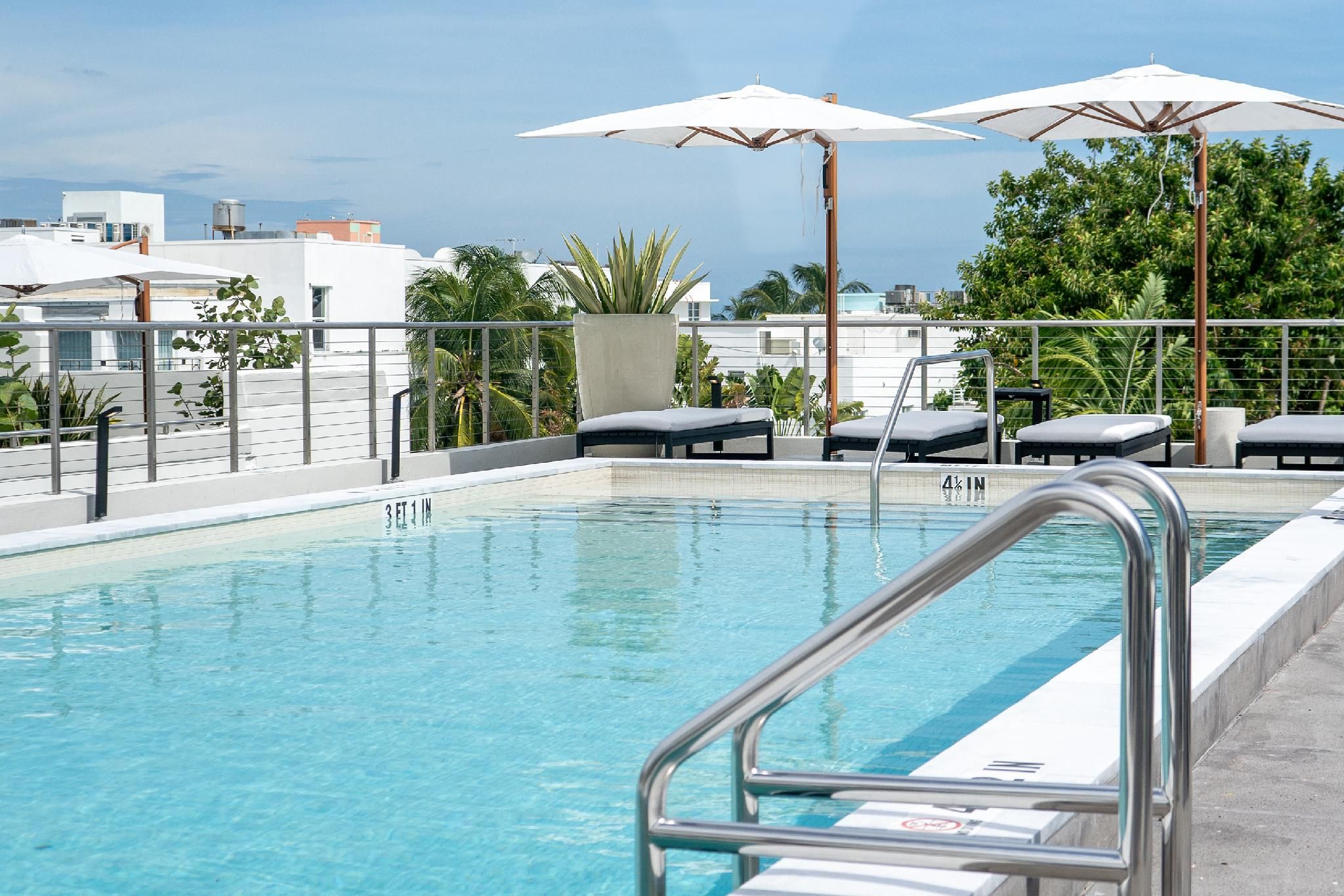 swimming pool [outdoor]