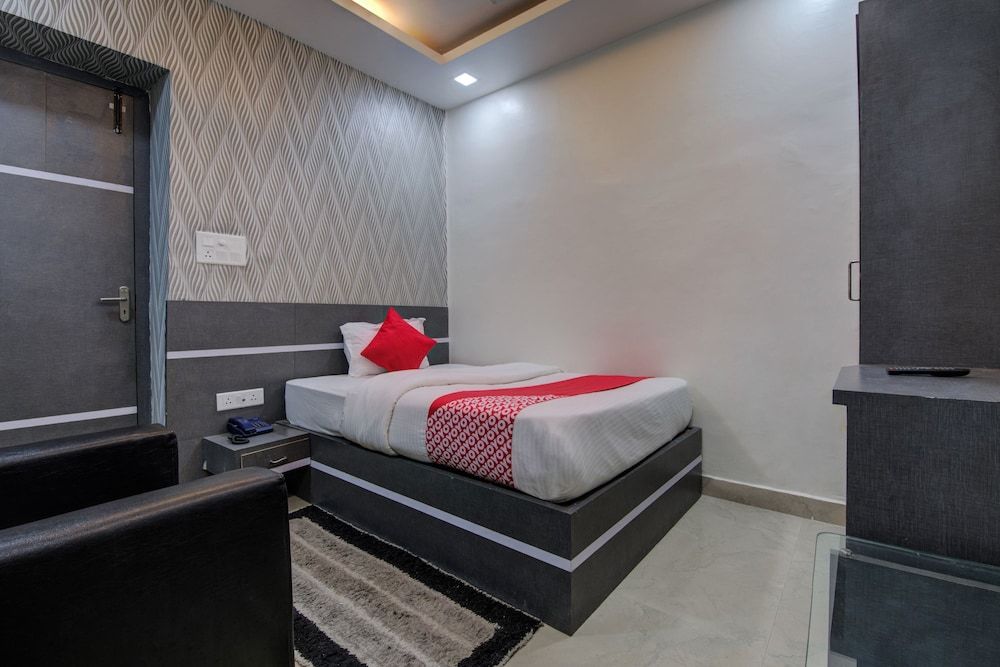 OYO 17188 A K Residency Single Room, 1 Queen Bed 2