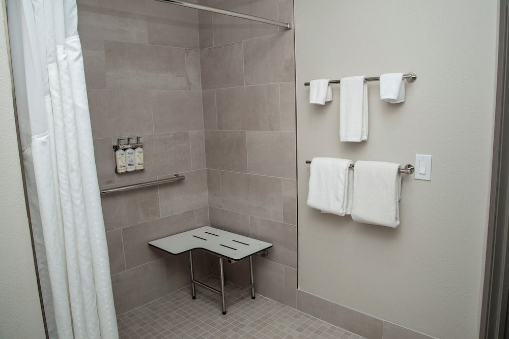 Holiday Inn Express Airport - Tucson by IHG Standard Room, Accessible (Mobil Roll In Shwr) 3