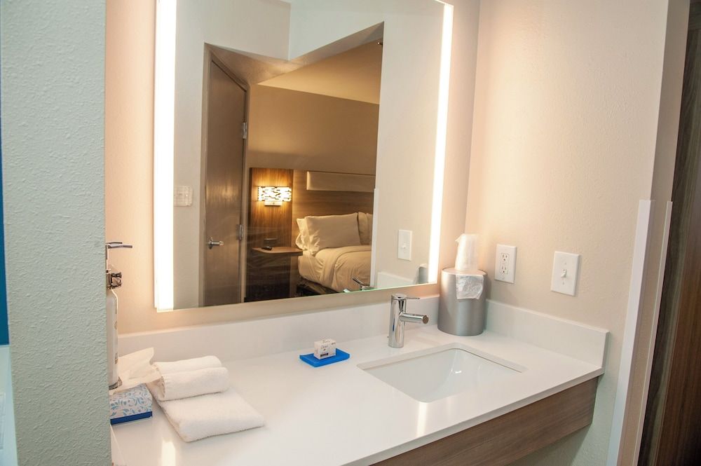 Holiday Inn Express Airport - Tucson by IHG Standard Room, Accessible (Mobil Roll In Shwr) 5