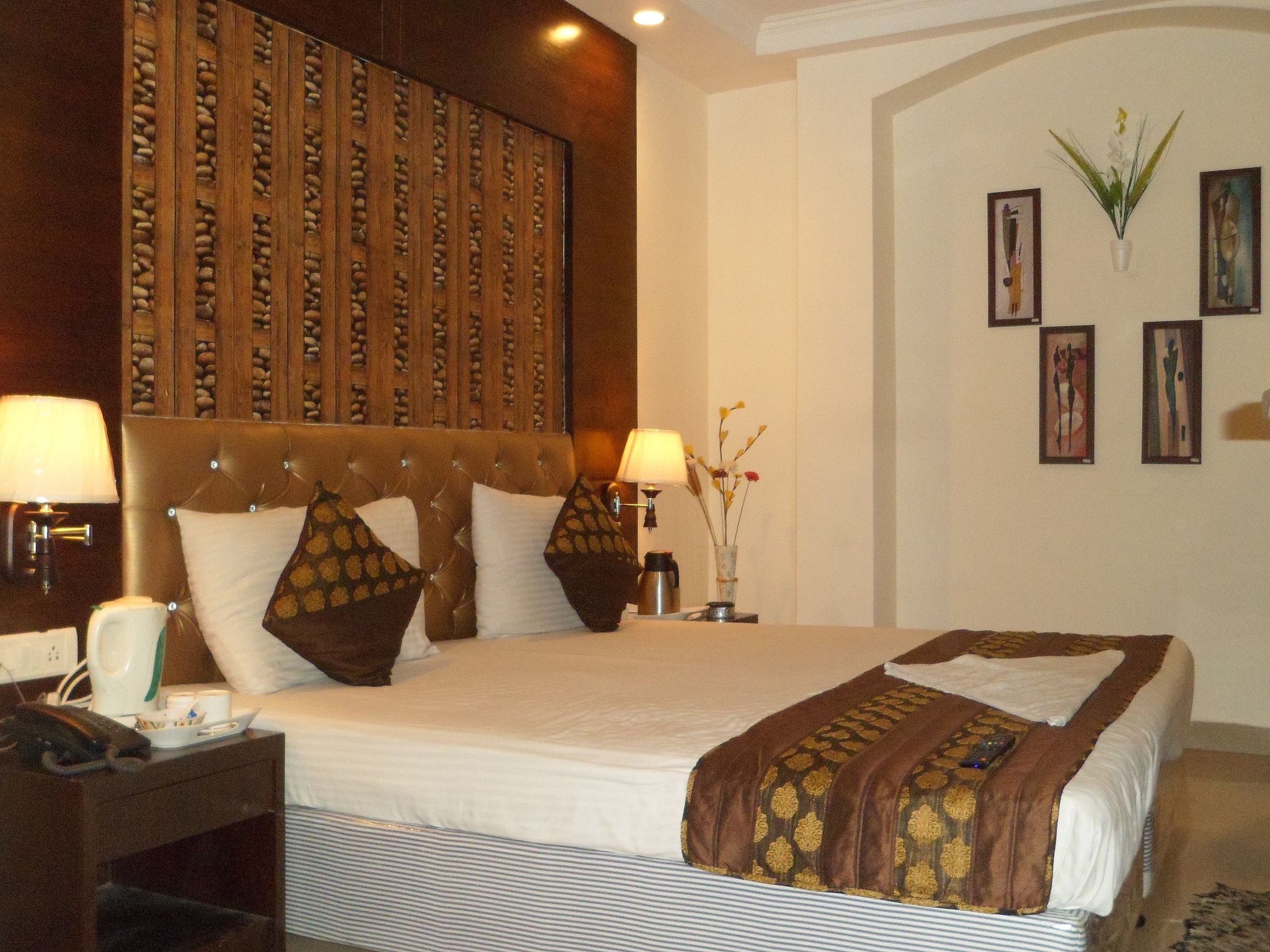 Hotel Arjun @ Paharganj Deluxe Room with Complimentary Wi-Fi 2