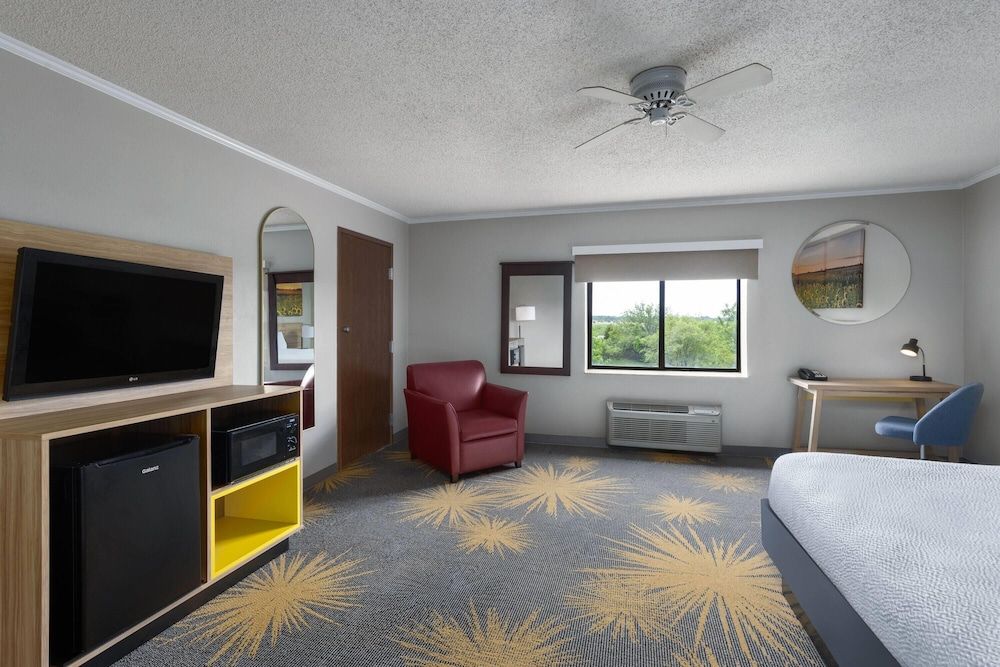 Suite, 1 King Bed, Smoking