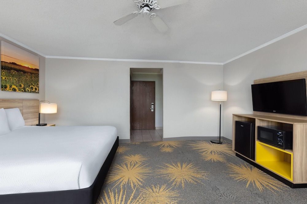 Suite, 1 King Bed, Smoking