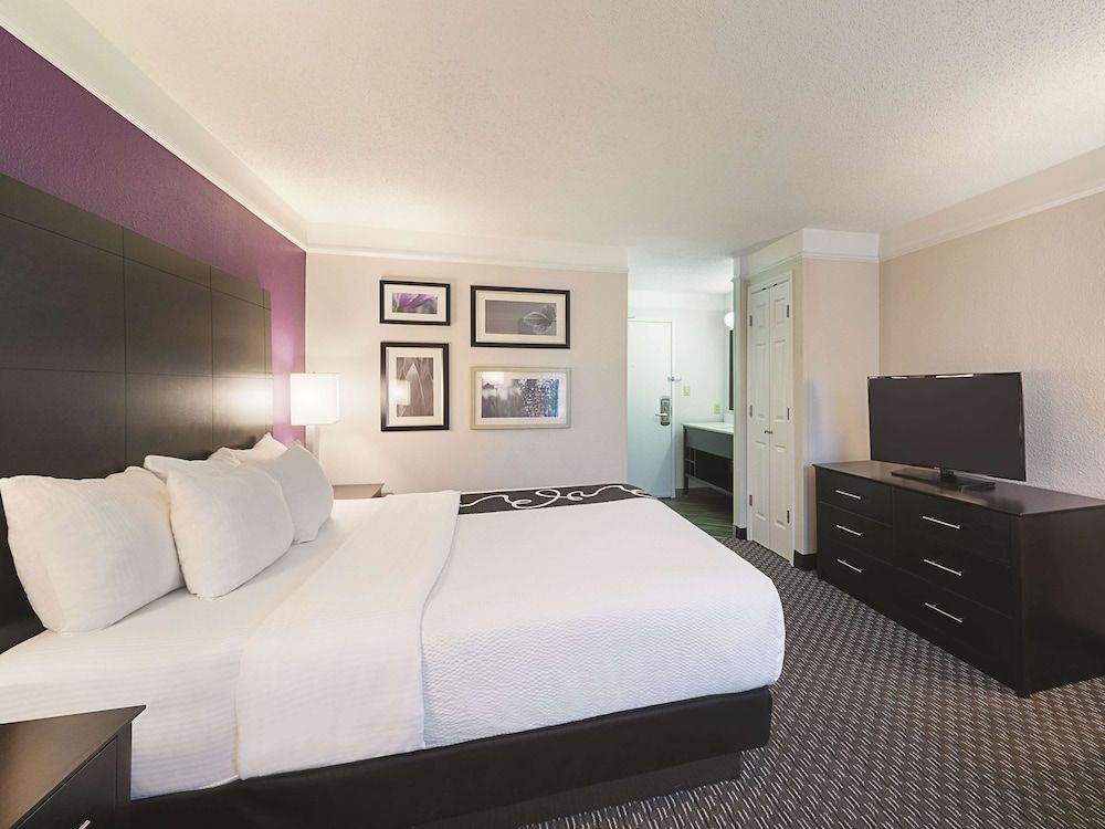 La Quinta Inn & Suites by Wyndham Austin Round Rock Room, 1 King Bed, Accessible, Non Smoking (Mobility,Hearing,Tub w/Grab Bars)