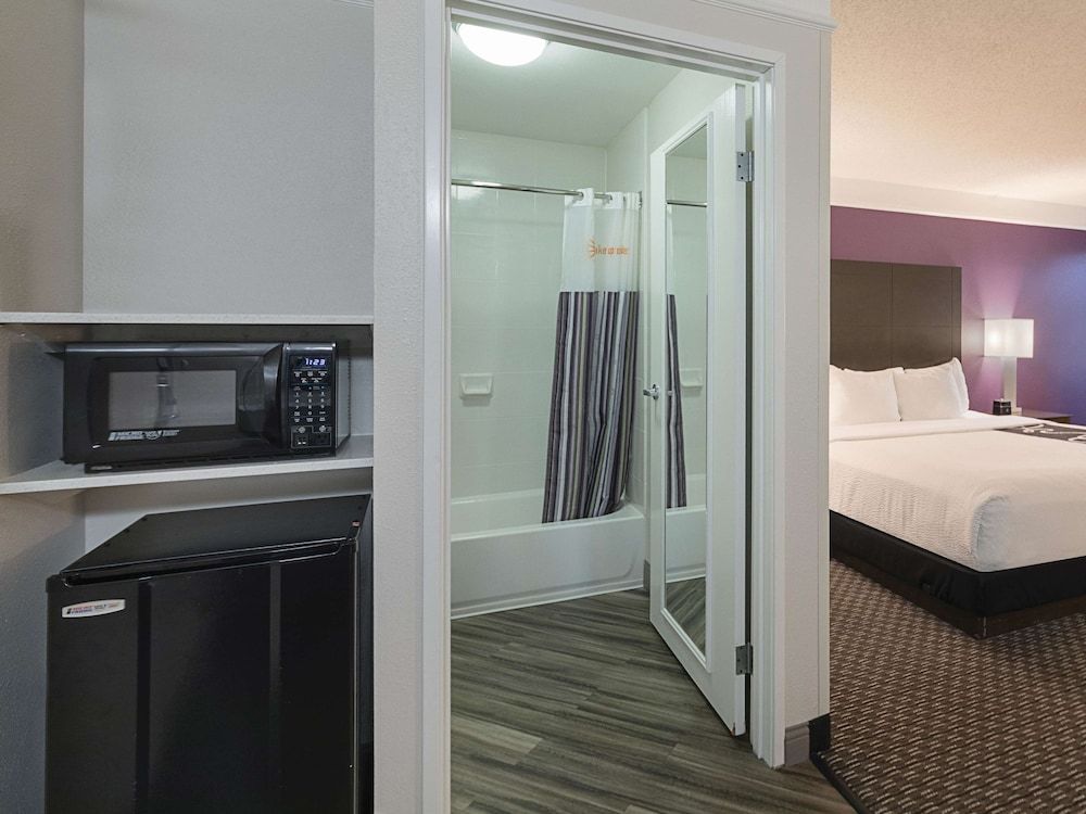 undefined La Quinta Inn & Suites by Wyndham Austin Round Rock 3