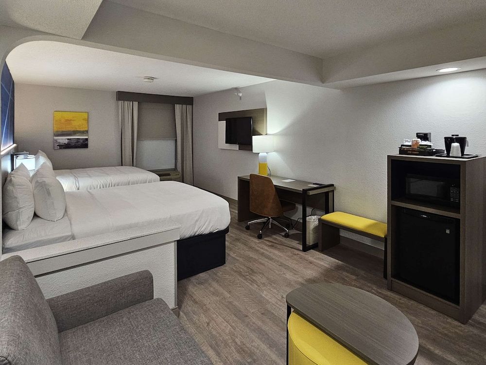 Suite, 2 Queen Beds, Non Smoking