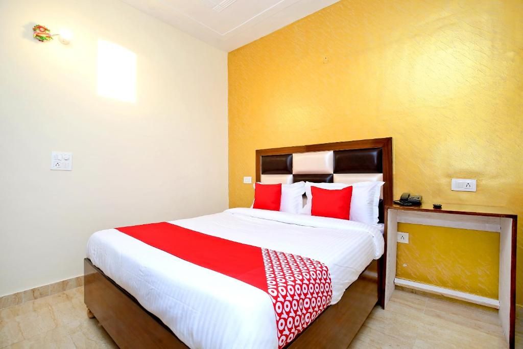 OYO Flagship 40307 Mohali Blue Classic Triple Room 2
