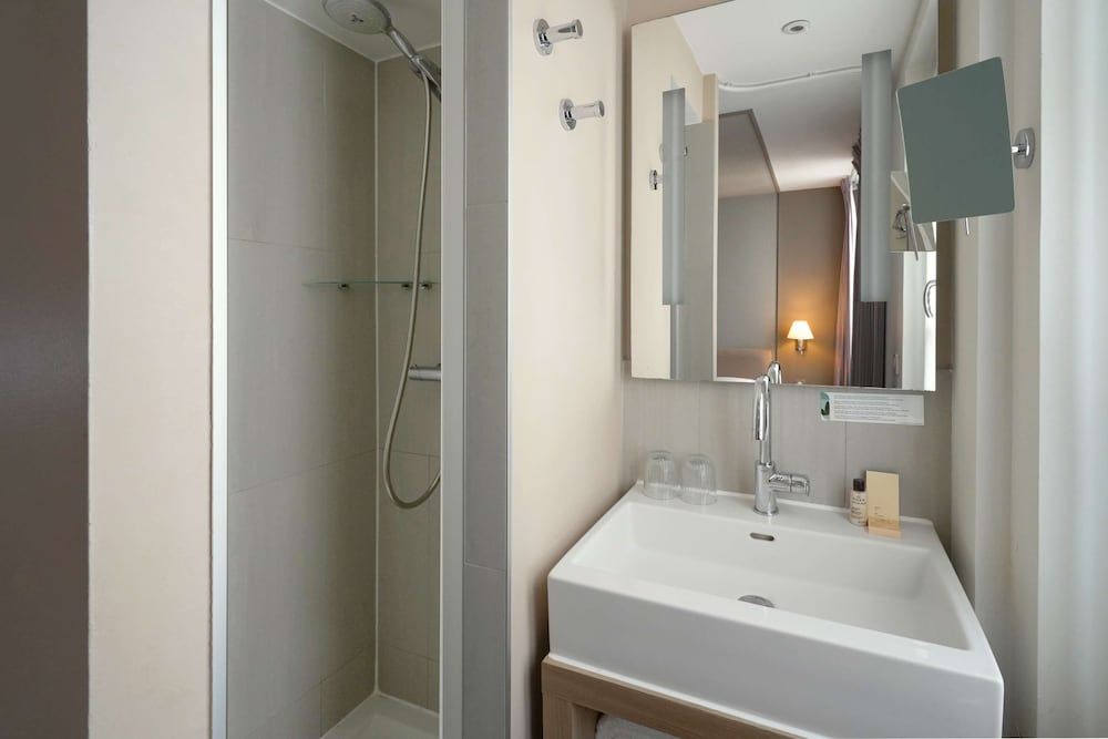 Hôtel Littéraire Arthur Rimbaud, BW Signature Collection Classic Room, 1 Queen Bed, Non Smoking 4